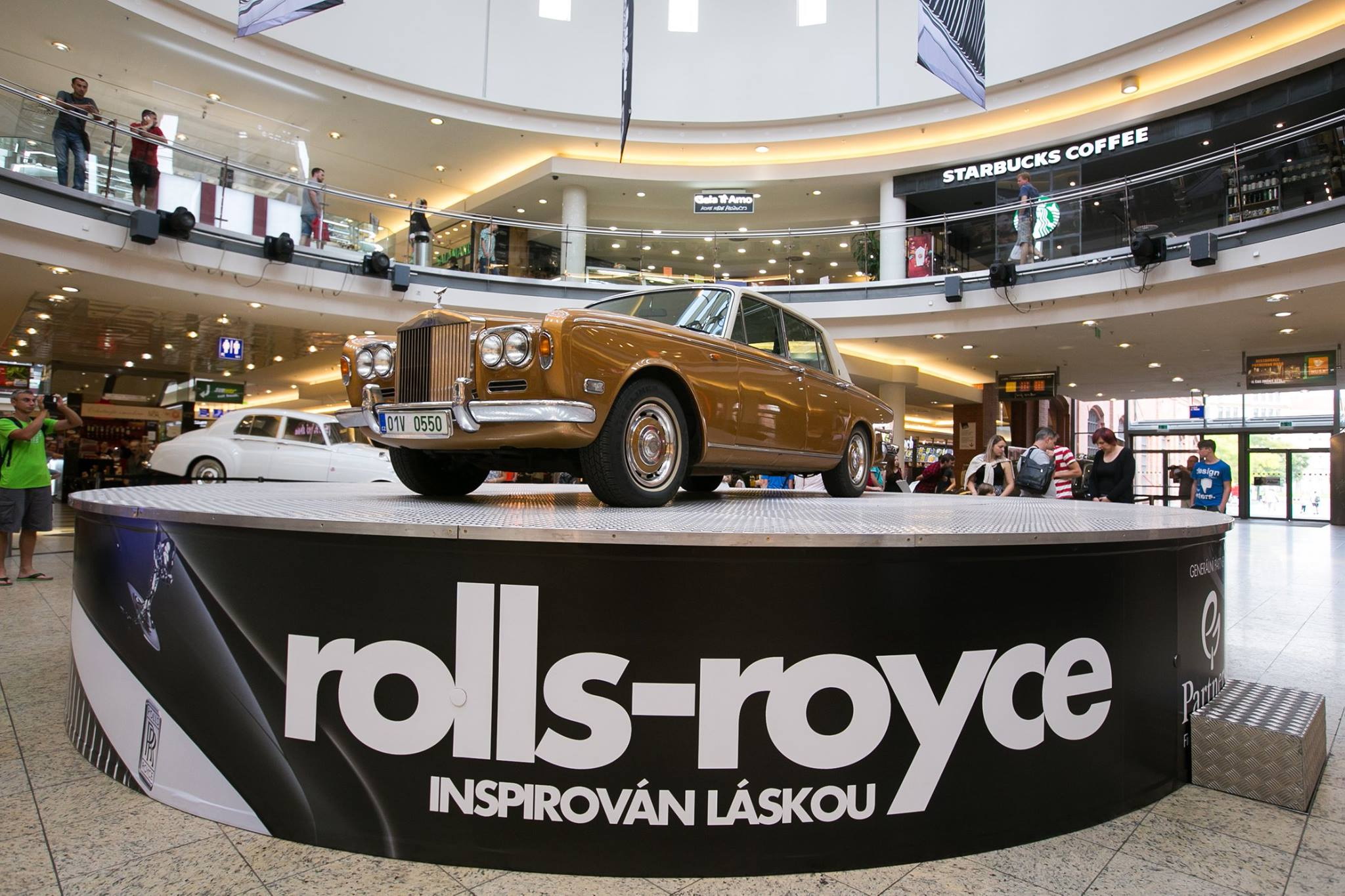 Rolls-Royce-Vespera-sedaci-nabytek-03